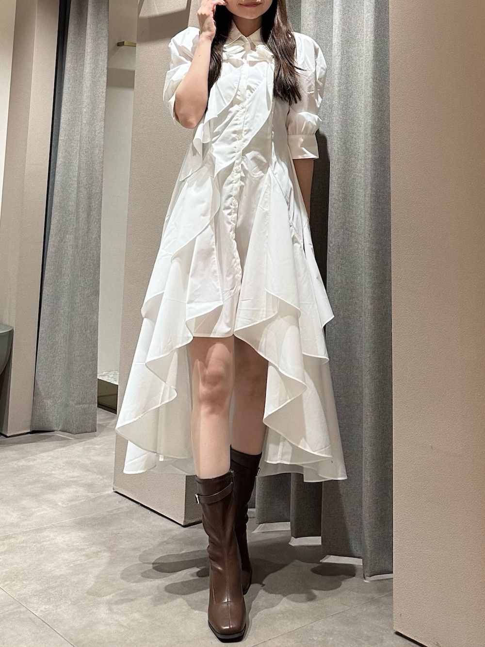 ホワイト系のワンピース、ホワイト系のワンピース、ブラウン系のブーツを着用したレディースの春コーディネートの4枚目の写真