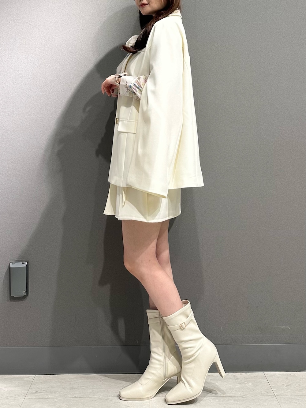 ホワイト系のテーラードジャケット、ホワイト系のテーラードジャケット、ピンク系のシャツ/ブラウスを着用したレディースの冬コーディネートの7枚目の写真