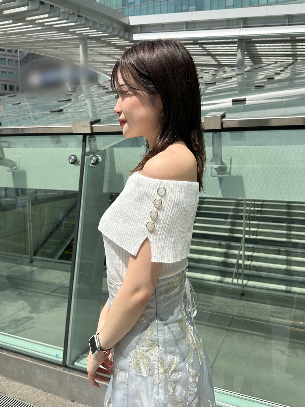 グレー系のスカート、グレー系のニット/セーター、シルバー系のパンプスを着用したレディースの夏コーディネートの5枚目の写真