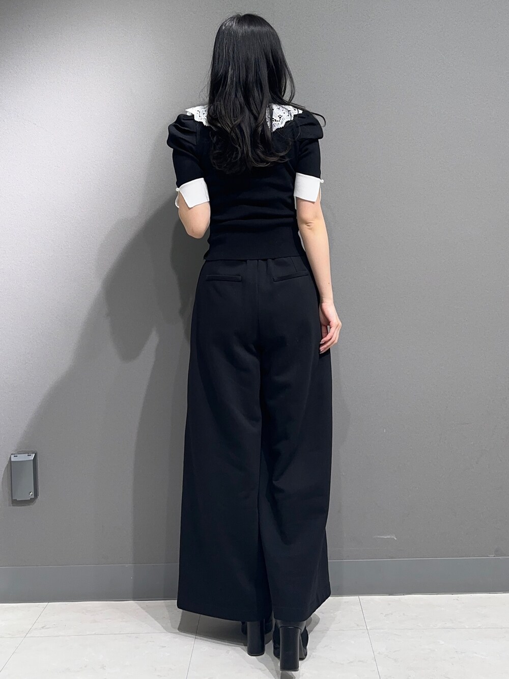 「春ニット、オフィスカジュアル、ドライブ、おでかけコーデ、カジュアルスタイル、春服、きれいめコーディネート、春夏コーデ、大人女子、休日スタイル、オトナ女子、ショート丈トップス、ラクチンコーデ、女子会、ハイウエスト」｜「dazzlinのデコラカラータックトップス（ニット/セーター、ブラック系）」を使った、nanamiさん（レディース・158cm）の春コーディネートの5枚目の写真