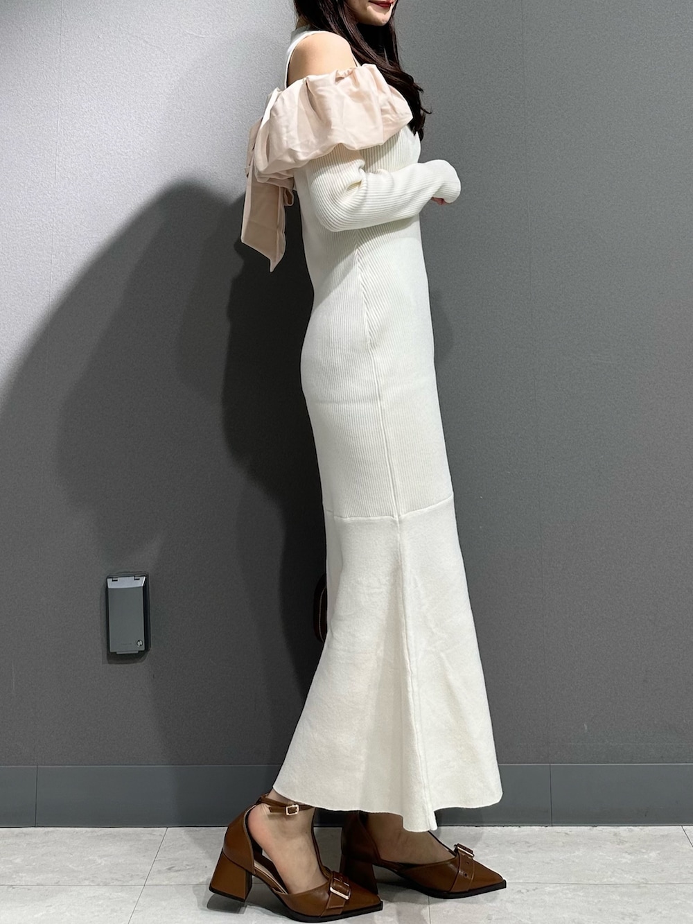 ホワイト系のワンピース、ホワイト系のワンピース、イエロー系のハンドバッグを着用したレディースの秋コーディネートの5枚目の写真