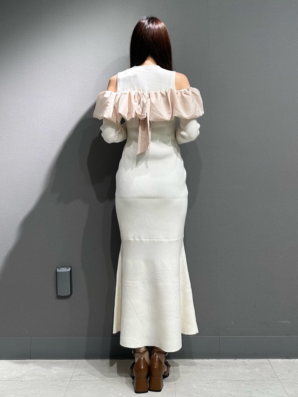 ホワイト系のワンピース、ホワイト系のワンピース、イエロー系のハンドバッグを着用したレディースの秋コーディネートの8枚目の写真