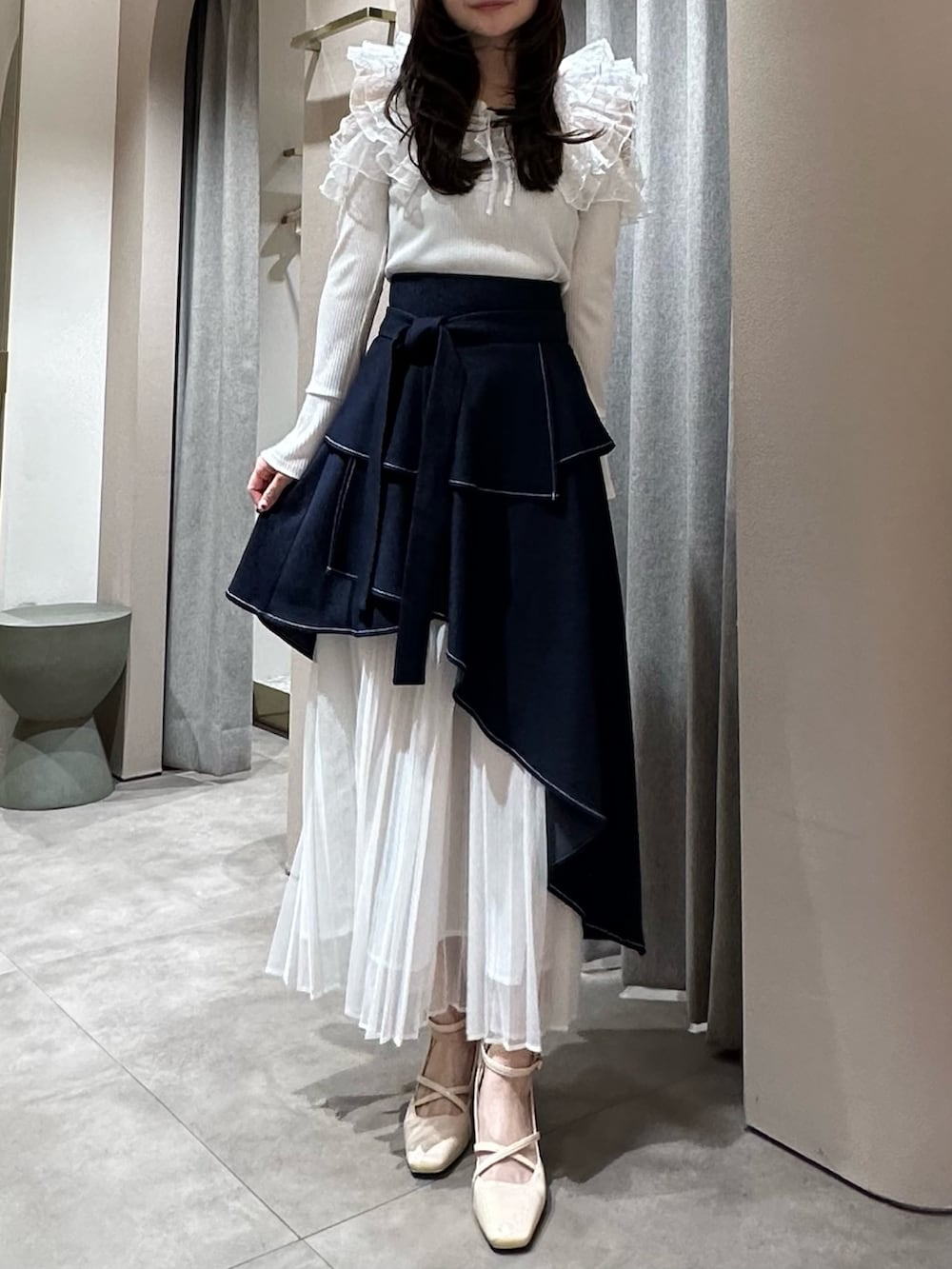 ホワイト系のTシャツ/カットソー、ホワイト系のTシャツ/カットソー、ブルー系のスカートを着用したレディースの冬コーディネートの4枚目の写真