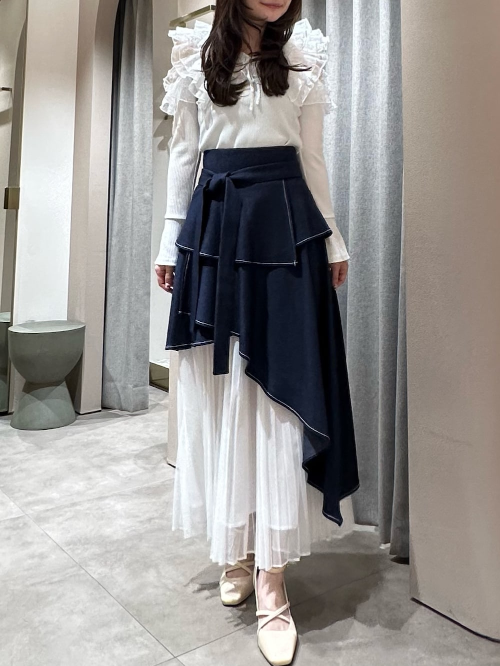 ホワイト系のTシャツ/カットソー、ホワイト系のTシャツ/カットソー、ブルー系のスカートを着用したレディースの冬コーディネートの3枚目の写真