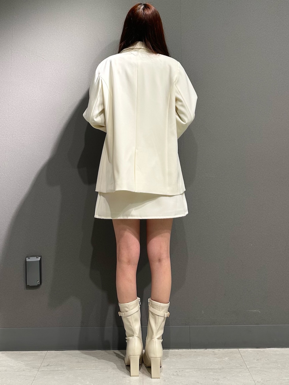 ホワイト系のテーラードジャケット、ホワイト系のテーラードジャケット、ピンク系のシャツ/ブラウスを着用したレディースの冬コーディネートの8枚目の写真