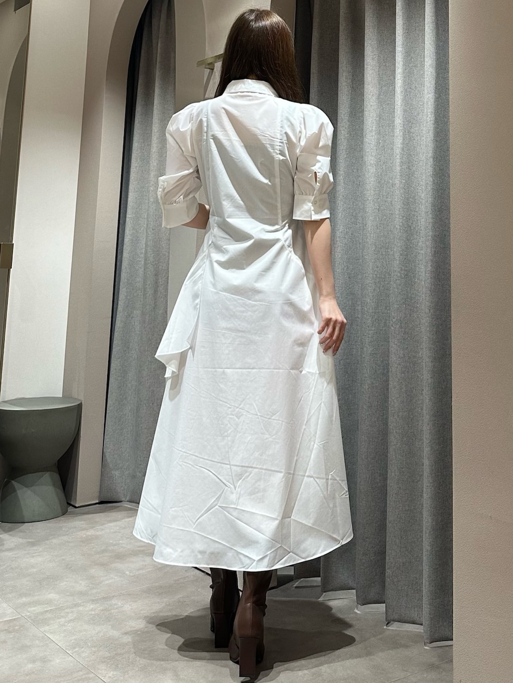 ホワイト系のワンピース、ホワイト系のワンピース、ブラウン系のブーツを着用したレディースの春コーディネートの9枚目の写真