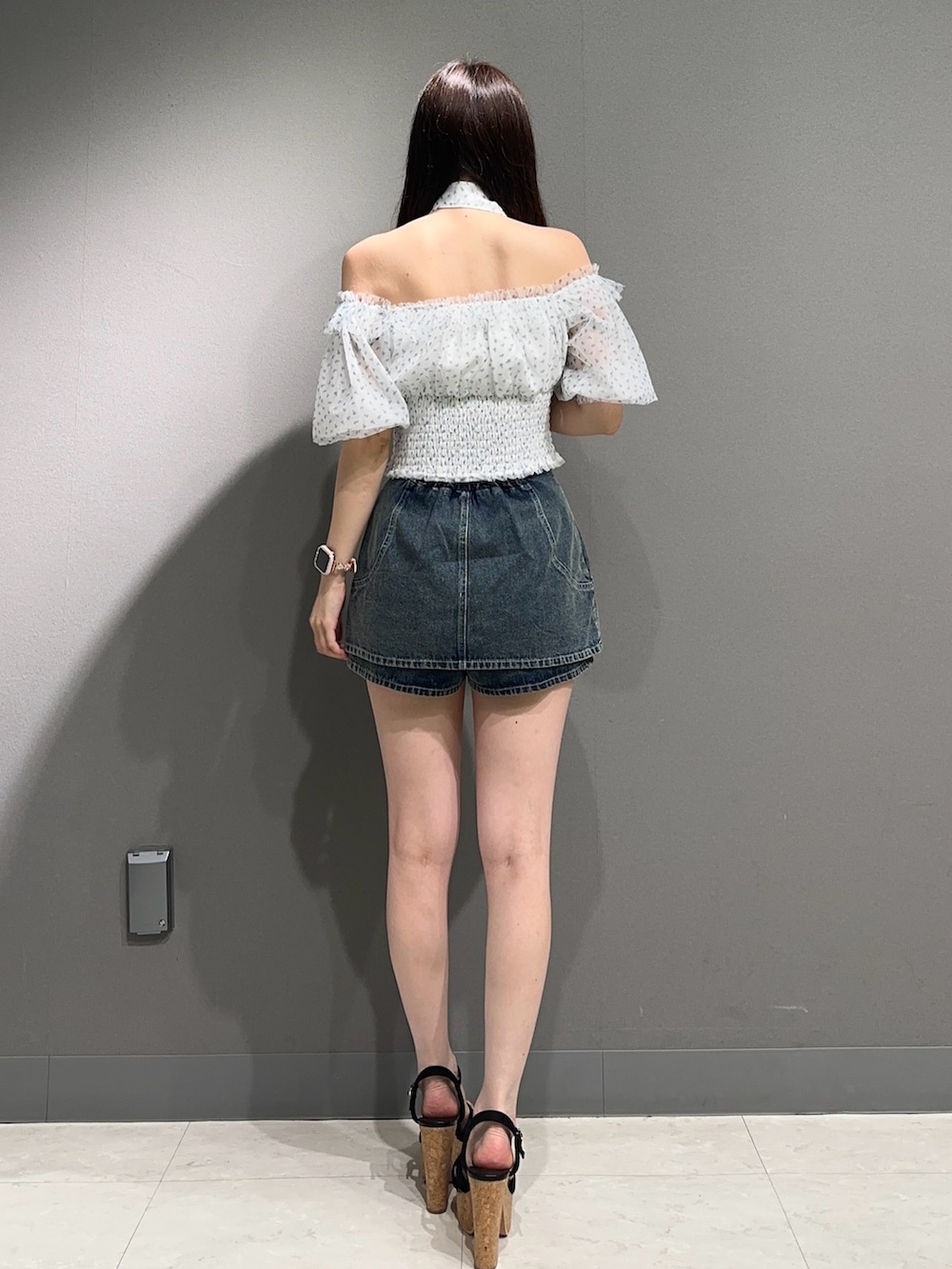 ブルー系のシャツ/ブラウス、ブルー系のデニムパンツ、ブルー系のデニムパンツを着用したレディースの夏コーディネートの7枚目の写真