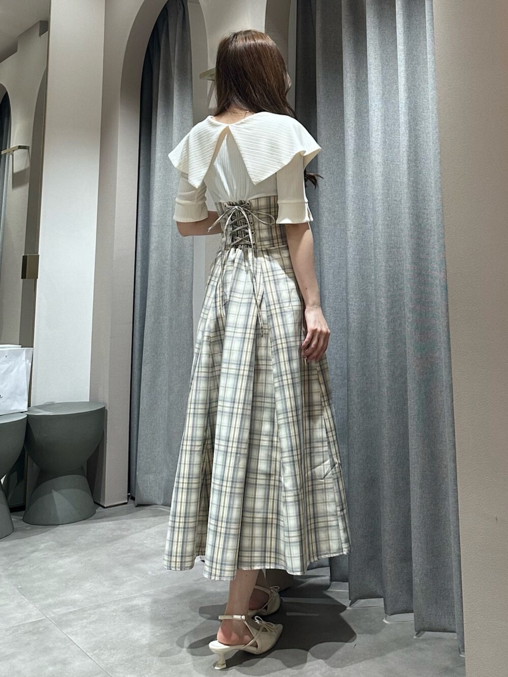 ホワイト系のパンプス、ホワイト系のワンピースを着用したレディースの春コーディネートの7枚目の写真