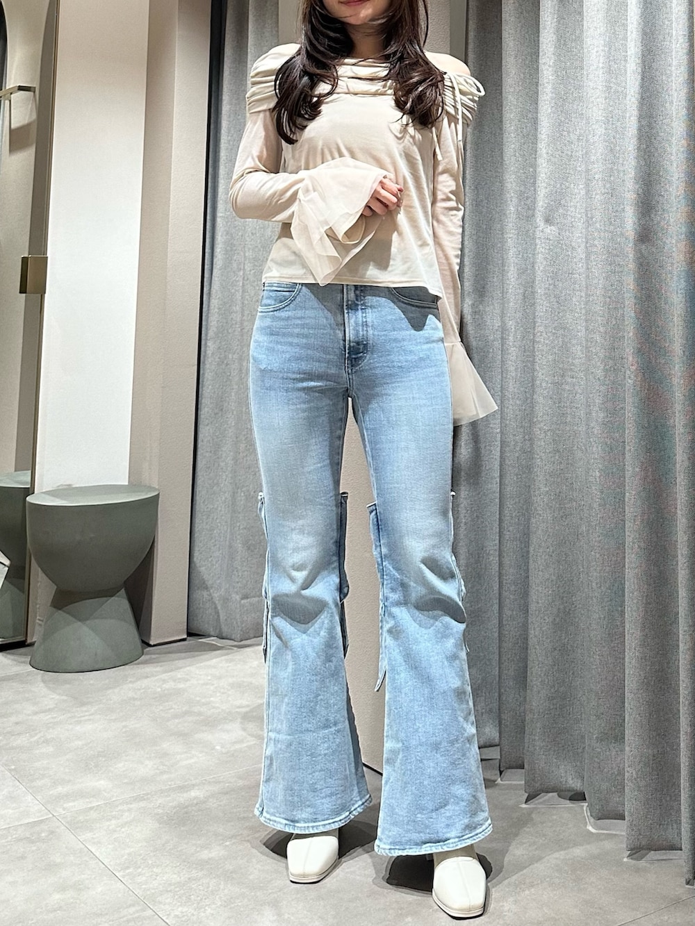 ブルー系のデニムパンツ、ブルー系のデニムパンツ、ベージュ系のTシャツ/カットソーを着用したレディースの冬コーディネートの2枚目の写真