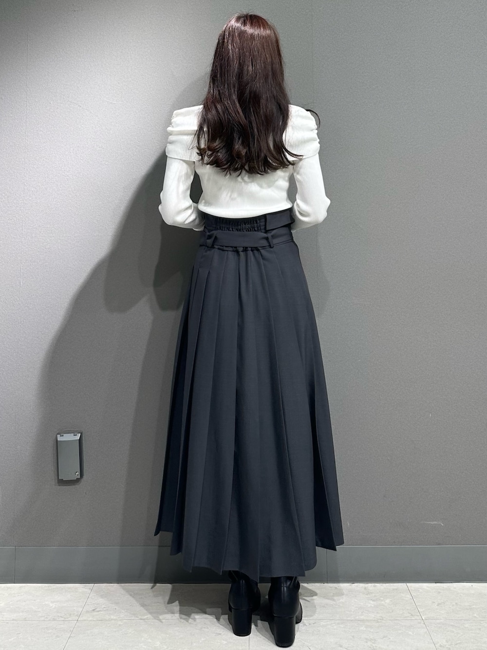 ホワイト系のニット/セーター、ホワイト系のニット/セーター、グレー系のスカートを着用したレディースの秋コーディネートの6枚目の写真