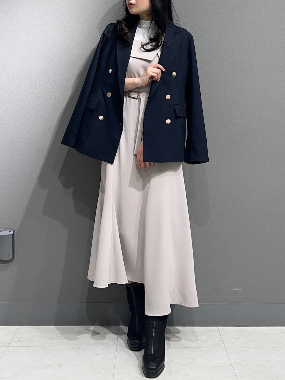 「ジャケット、ジャケットスタイル、ジャケットコーデ、謝恩会、オフィスカジュアル、ドライブ、おでかけコーデ、春服、きれいめコーディネート、大人女子、休日スタイル、オトナ女子、スカートスタイル」｜「dazzlinの折り返しベアドッキングワンピース（ワンピース、ベージュ系）」を使った、nanamiさん（レディース・158cm）の春コーディネートの3枚目の写真
