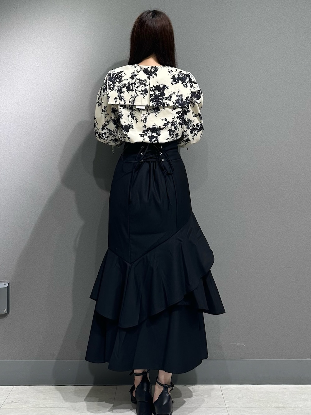 ホワイト系のシャツ/ブラウス、ホワイト系のシャツ/ブラウス、ブラック系のスカートを着用したレディースの秋コーディネートの5枚目の写真