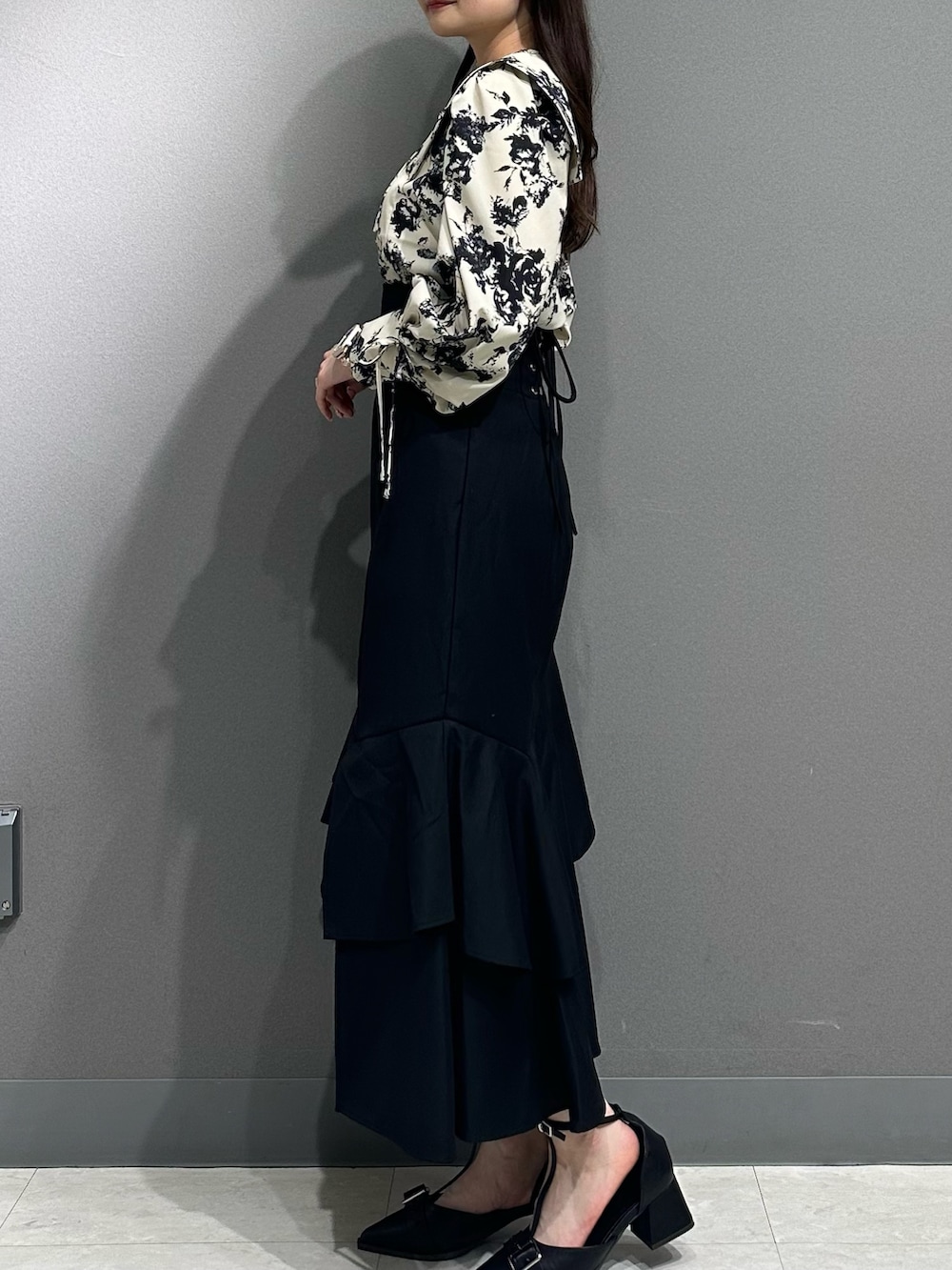 ホワイト系のシャツ/ブラウス、ホワイト系のシャツ/ブラウス、ブラック系のスカートを着用したレディースの秋コーディネートの4枚目の写真