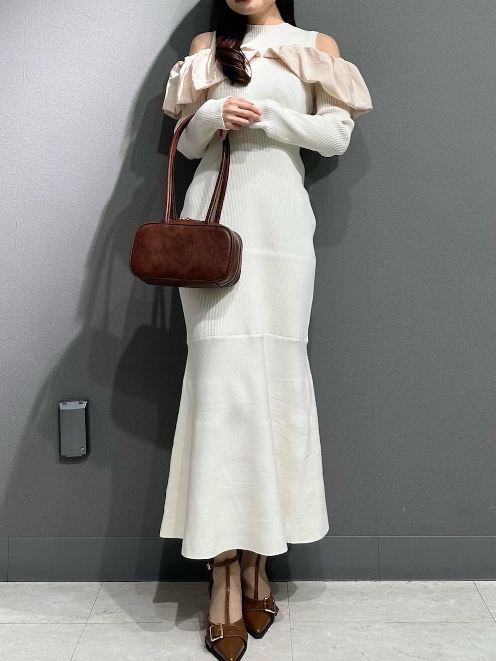 ホワイト系のワンピース、ホワイト系のワンピース、イエロー系のハンドバッグを着用したレディースの秋コーディネートの3枚目の写真