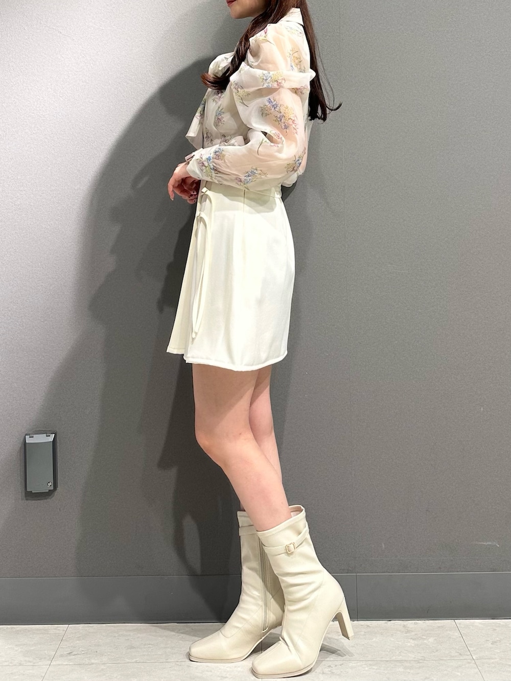 ピンク系のシャツ/ブラウス、ピンク系のシャツ/ブラウス、ホワイト系のスカートを着用したレディースの冬コーディネートの6枚目の写真