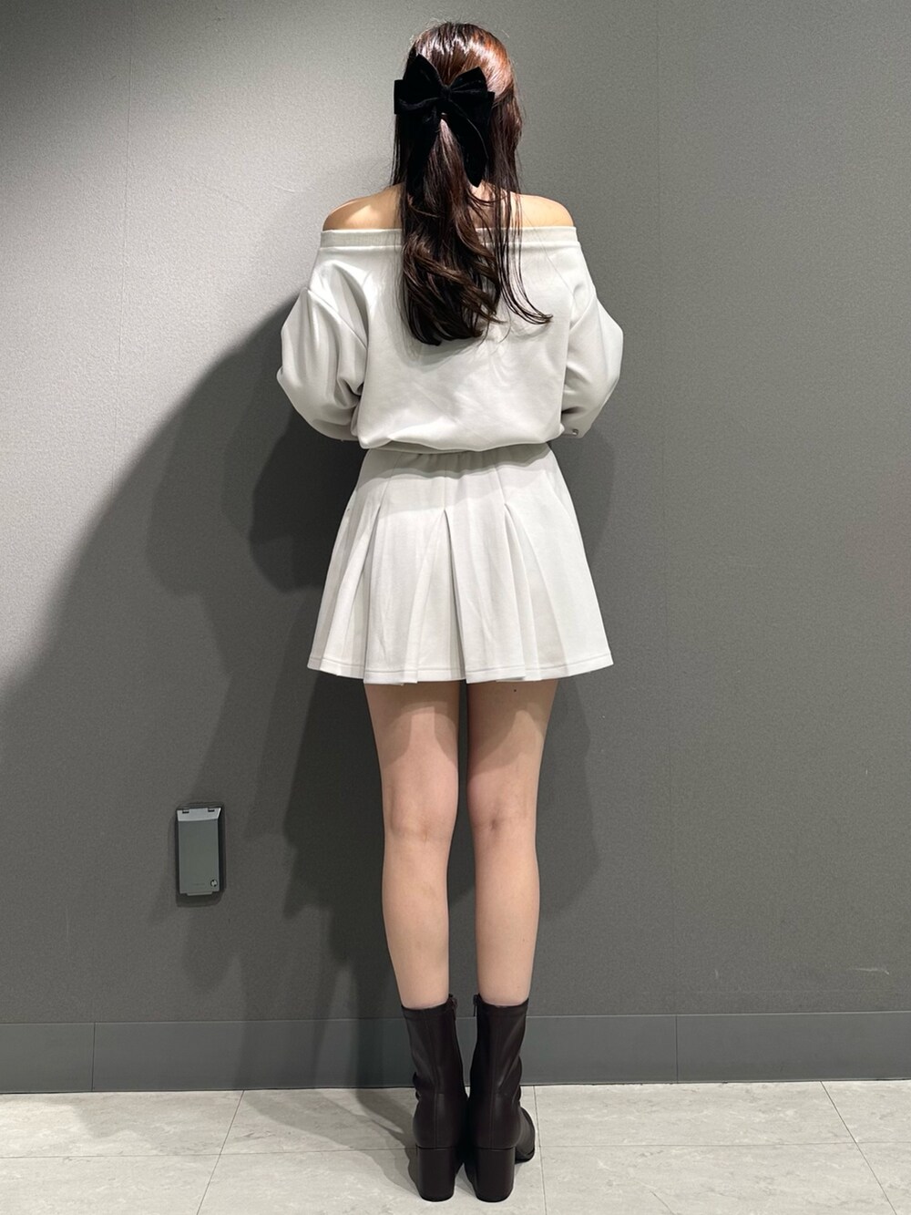 ホワイト系のスウェット、ホワイト系のスウェット、ホワイト系のスウェットを着用したレディースの秋コーディネートの8枚目の写真