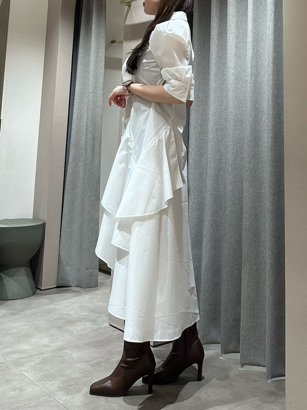 ホワイト系のワンピース、ホワイト系のワンピース、ブラウン系のブーツを着用したレディースの春コーディネートの7枚目の写真