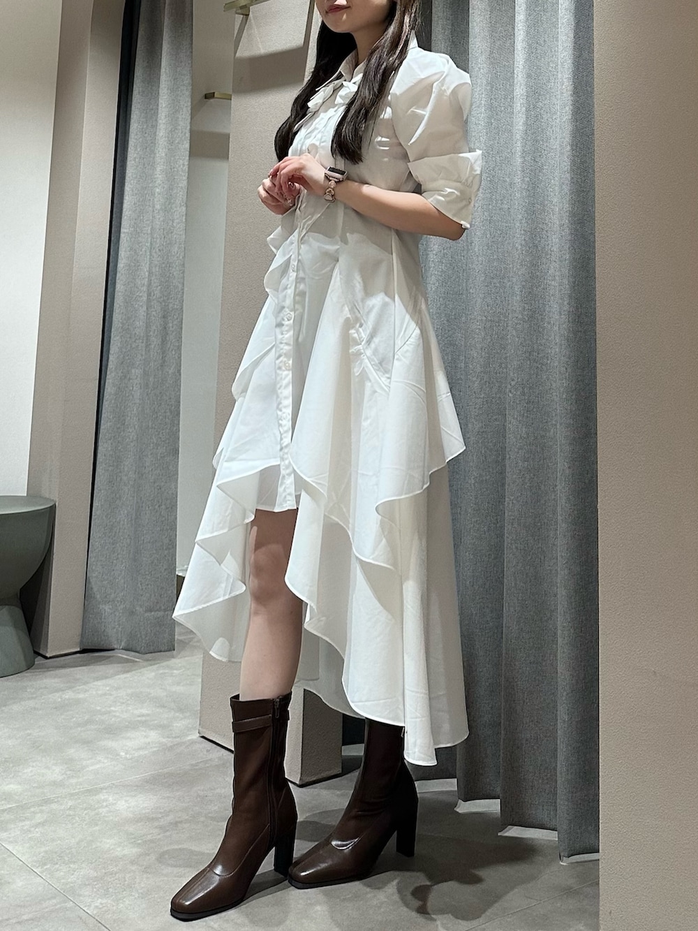 ホワイト系のワンピース、ホワイト系のワンピース、ブラウン系のブーツを着用したレディースの春コーディネートの6枚目の写真