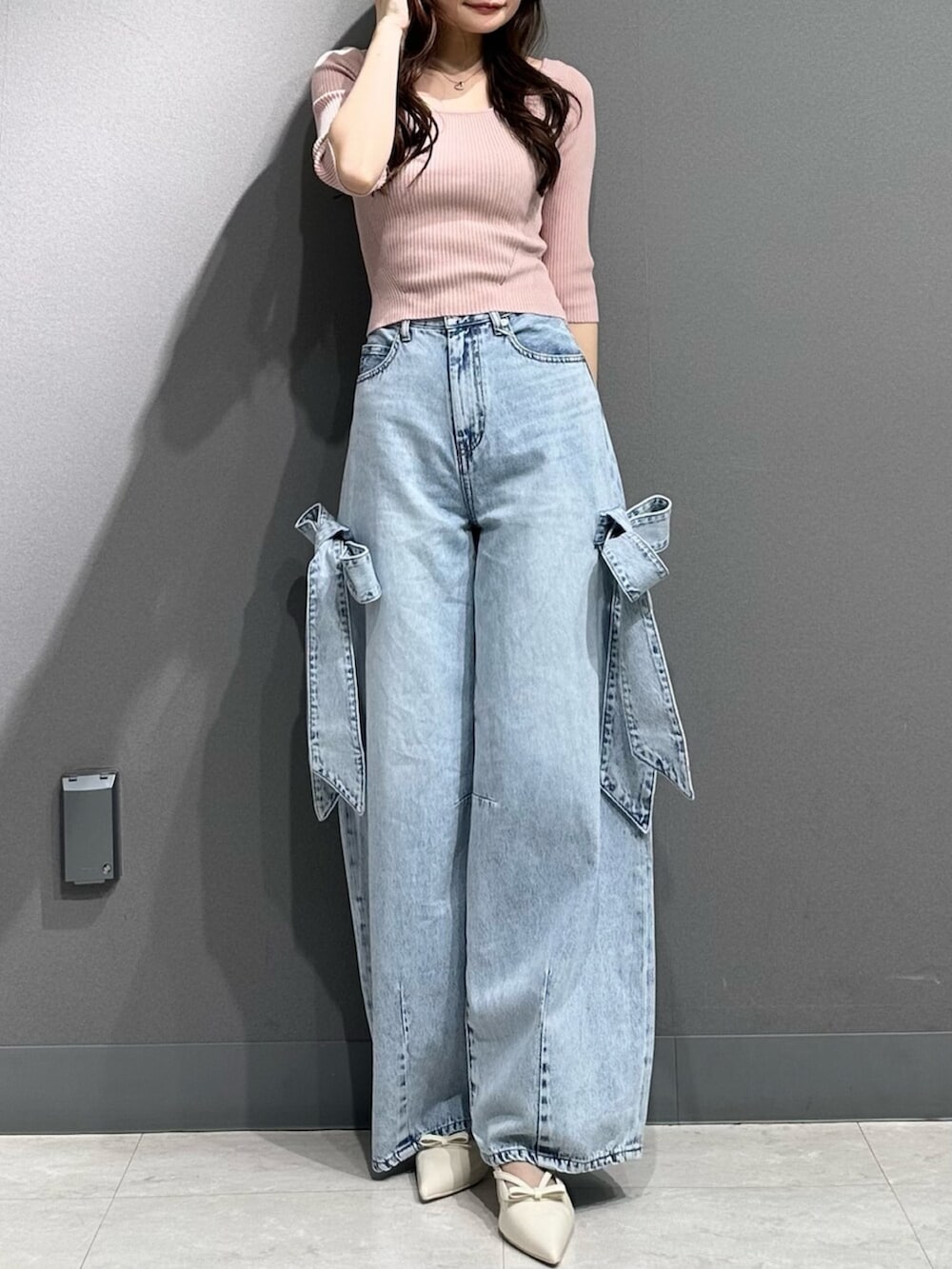 ホワイト系のパンプス、ホワイト系のパンプス、ピンク系のニット/セーターを着用したレディースの春コーディネートの3枚目の写真