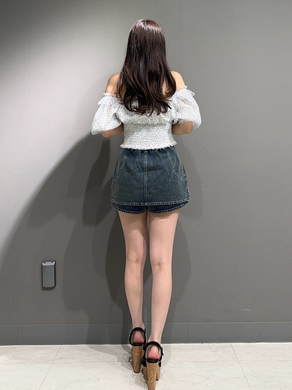 ブルー系のシャツ/ブラウス、ブルー系のデニムパンツ、ブルー系のデニムパンツを着用したレディースの夏コーディネートの6枚目の写真