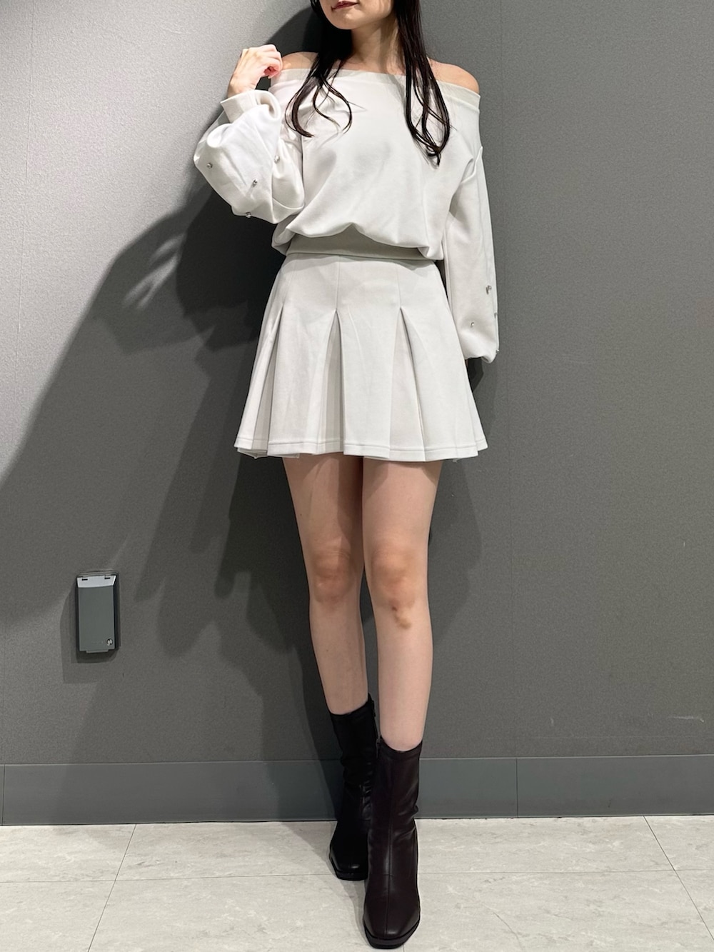 ホワイト系のスウェット、ホワイト系のスウェット、ホワイト系のスウェットを着用したレディースの秋コーディネートの2枚目の写真