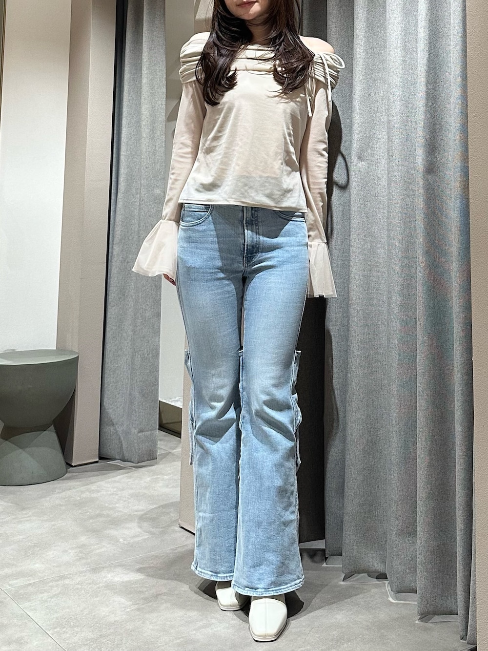 ブルー系のデニムパンツ、ブルー系のデニムパンツ、ベージュ系のTシャツ/カットソーを着用したレディースの冬コーディネートの3枚目の写真