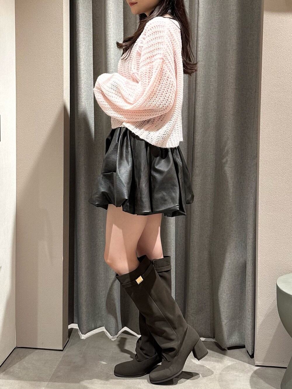 ピンク系のニット/セーター、ピンク系のニット/セーター、ブラウン系のスカートを着用したレディースの秋コーディネートの4枚目の写真