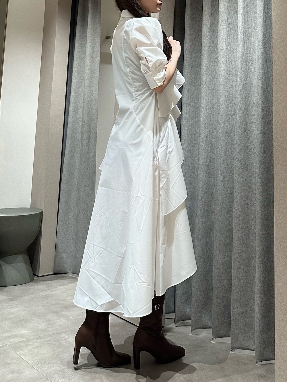 ホワイト系のワンピース、ホワイト系のワンピース、ブラウン系のブーツを着用したレディースの春コーディネートの8枚目の写真