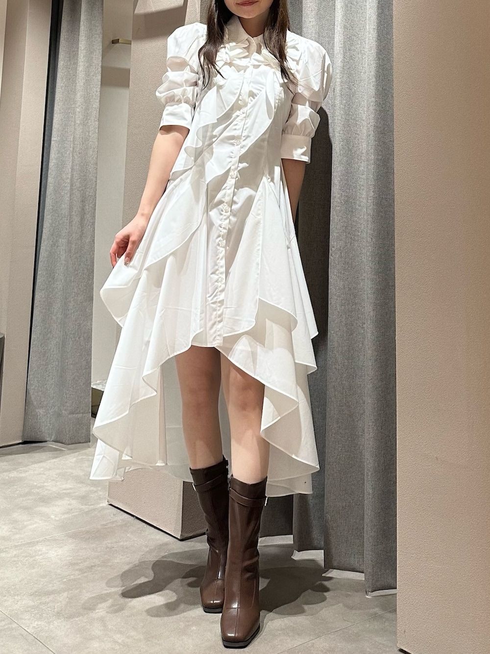 ホワイト系のワンピース、ホワイト系のワンピース、ブラウン系のブーツを着用したレディースの春コーディネートの2枚目の写真