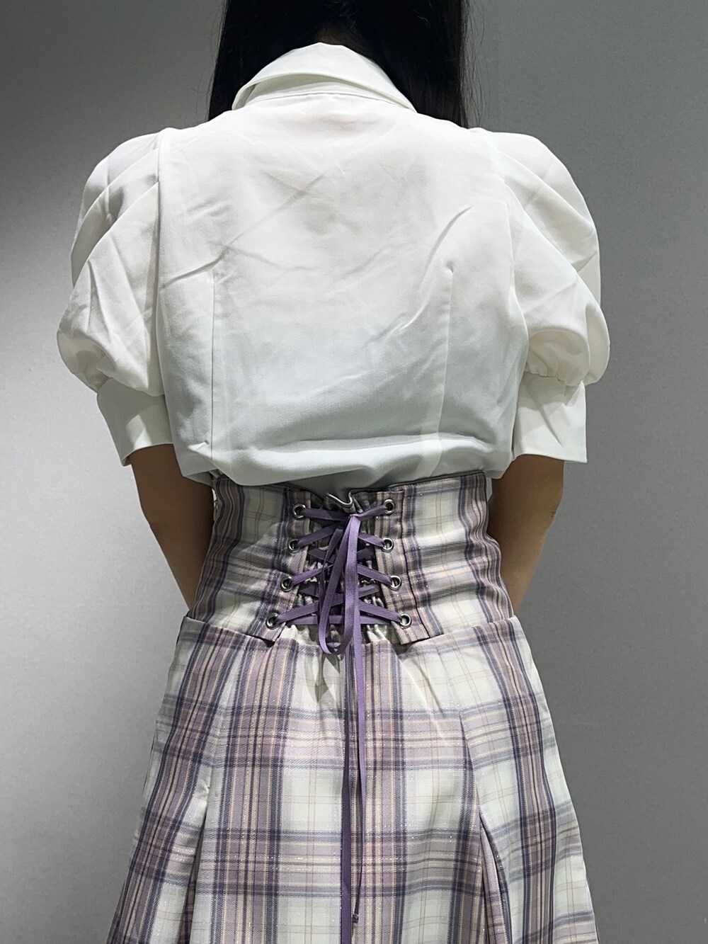 ホワイト系のシャツ/ブラウス、パープル系のスカート、ブラウン系のローファーを着用したレディースの春コーディネートの8枚目の写真