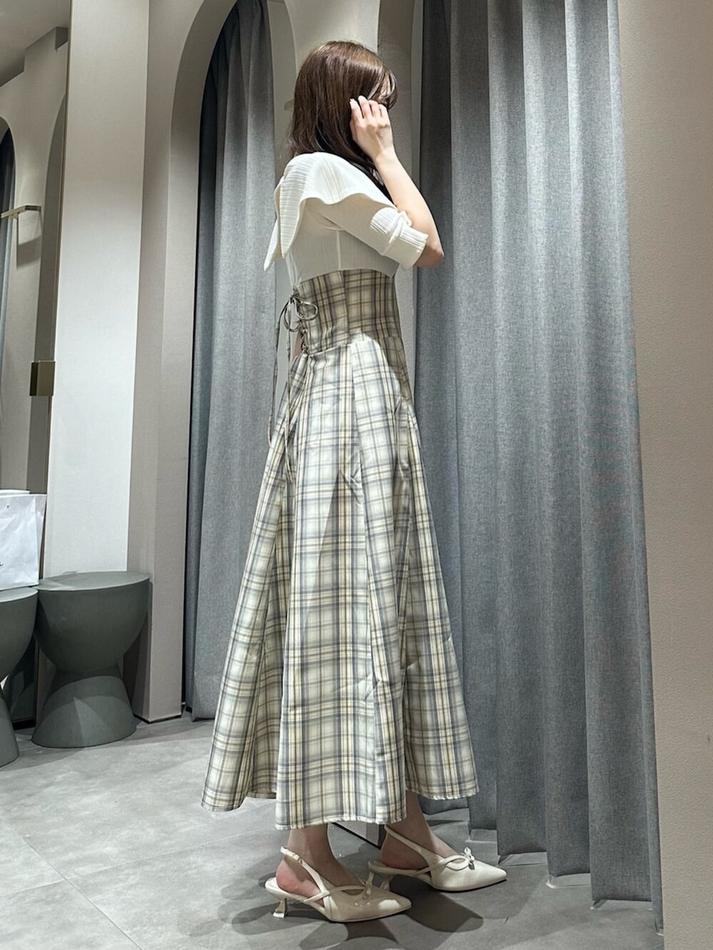 ホワイト系のパンプス、ホワイト系のワンピースを着用したレディースの春コーディネートの6枚目の写真