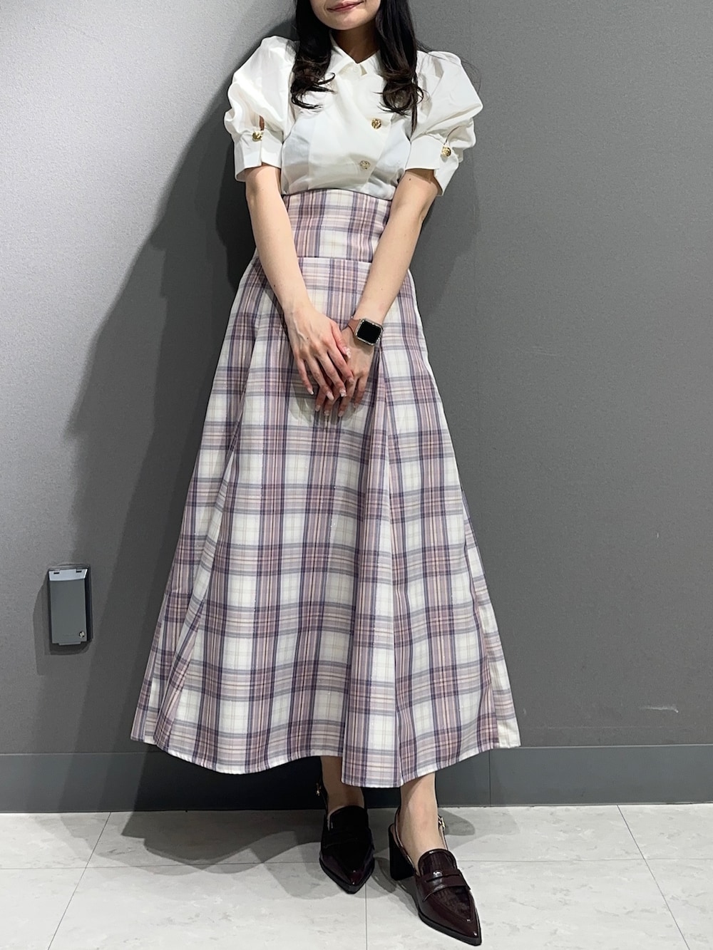 ホワイト系のシャツ/ブラウス、パープル系のスカート、ブラウン系のローファーを着用したレディースの春コーディネートの2枚目の写真
