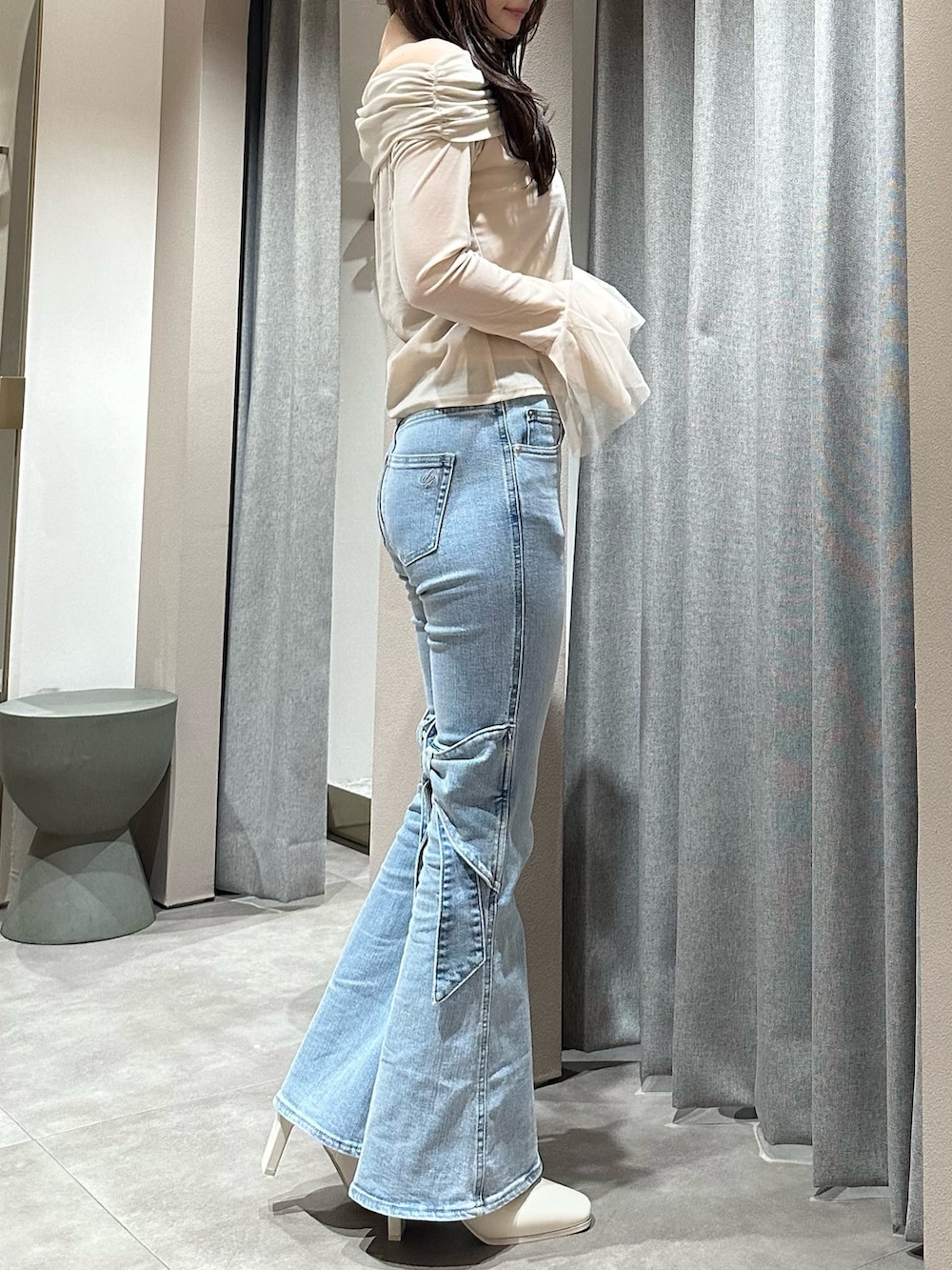 ブルー系のデニムパンツ、ブルー系のデニムパンツ、ベージュ系のTシャツ/カットソーを着用したレディースの冬コーディネートの4枚目の写真