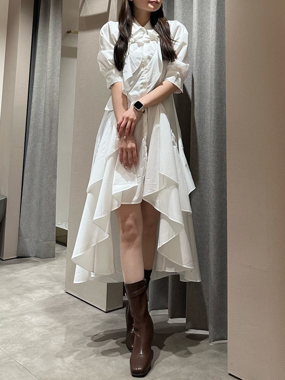 ホワイト系のワンピース、ホワイト系のワンピース、ブラウン系のブーツを着用したレディースの春コーディネートの5枚目の写真