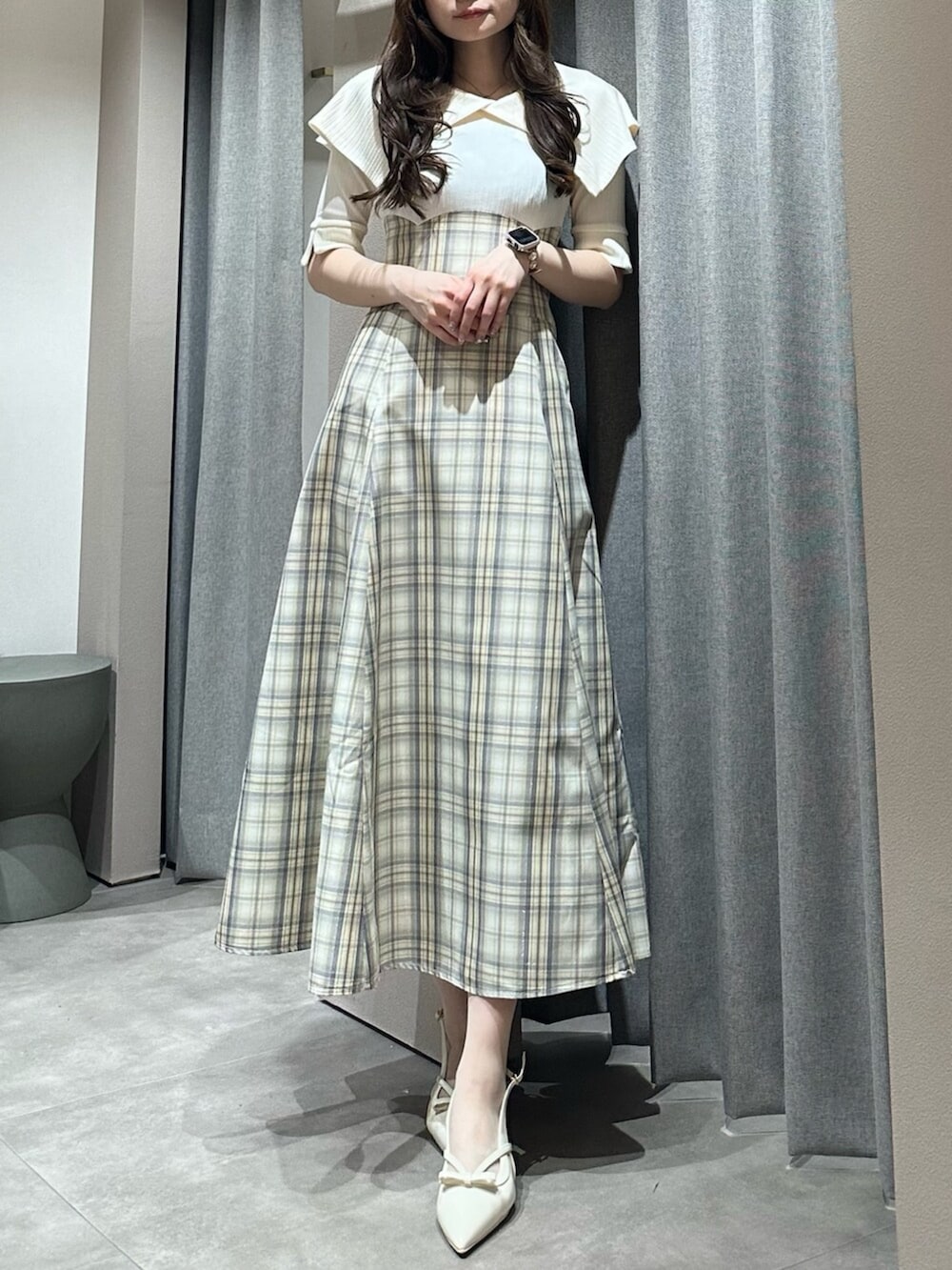 ホワイト系のパンプス、ホワイト系のワンピースを着用したレディースの春コーディネートの4枚目の写真