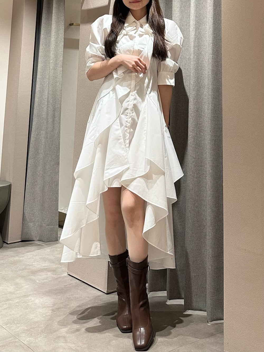 ホワイト系のワンピース、ホワイト系のワンピース、ブラウン系のブーツを着用したレディースの春コーディネートの3枚目の写真