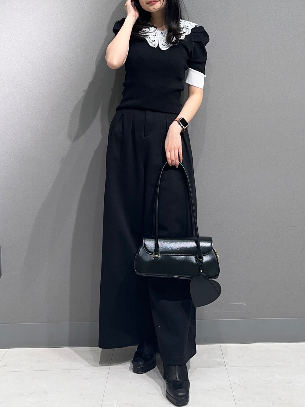 「春ニット、オフィスカジュアル、ドライブ、おでかけコーデ、カジュアルスタイル、春服、きれいめコーディネート、春夏コーデ、大人女子、休日スタイル、オトナ女子、ショート丈トップス、ラクチンコーデ、女子会、ハイウエスト」｜「dazzlinのデコラカラータックトップス（ニット/セーター、ブラック系）」を使った、nanamiさん（レディース・158cm）の春コーディネートの2枚目の写真