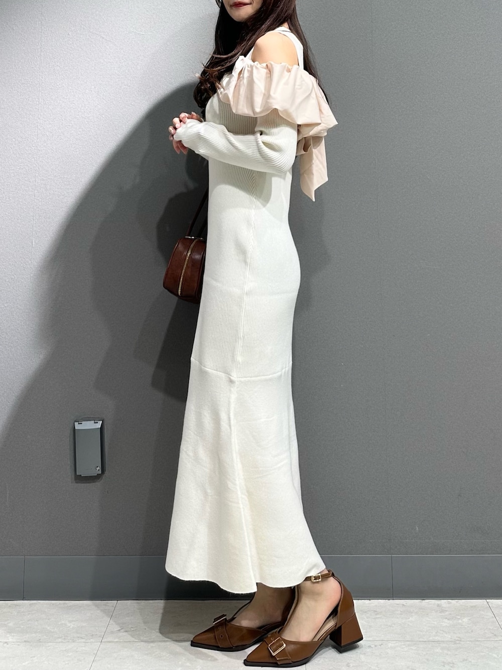 ホワイト系のワンピース、ホワイト系のワンピース、イエロー系のハンドバッグを着用したレディースの秋コーディネートの4枚目の写真