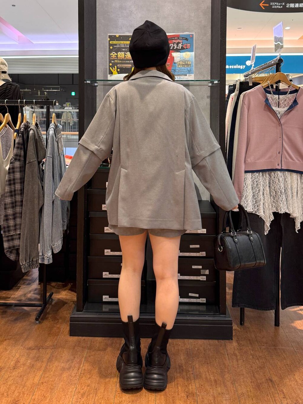 ブラック系のブーツ、ホワイト系のTシャツ/カットソー、ブラック系のボストンバッグを着用したレディースの春コーディネートの4枚目の写真