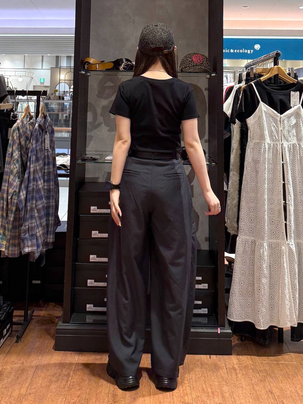 グレー系のその他パンツ、ブラック系のサンダル、ブラック系のTシャツ/カットソーを着用したレディースの春コーディネートの4枚目の写真