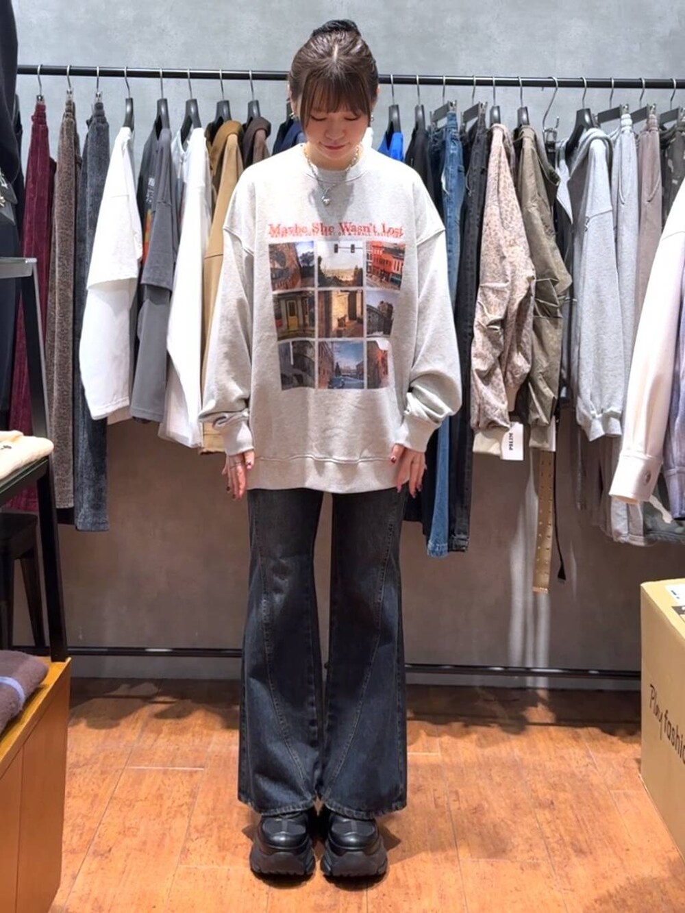 ブラック系のスニーカー、ブルー系のデニムパンツ、ブラック系のブルゾンを着用したレディースの秋コーディネートの4枚目の写真