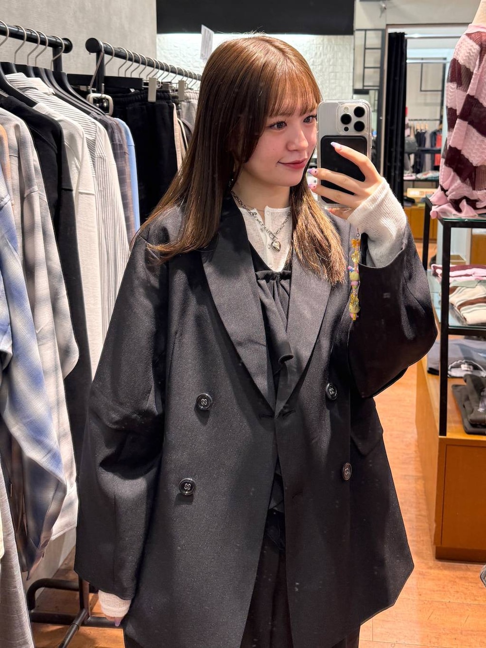 ブラック系のサンダル、ブラック系のテーラードジャケット、ブラック系のサロペット/オーバーオールを着用したレディースの春コーディネートの4枚目の写真