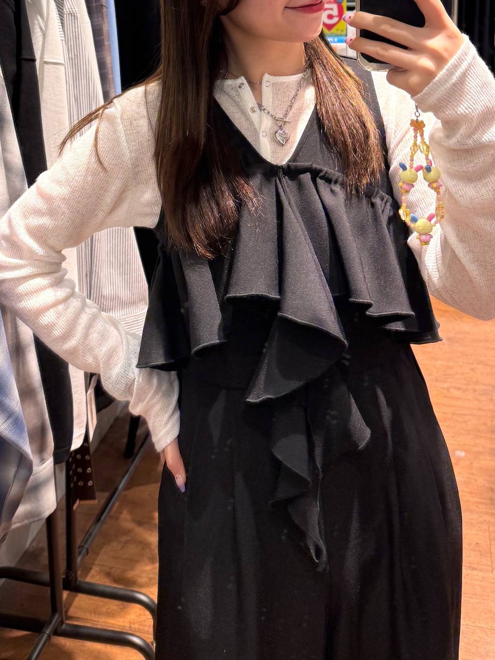 ブラック系のサンダル、ブラック系のテーラードジャケット、ブラック系のサロペット/オーバーオールを着用したレディースの春コーディネートの2枚目の写真