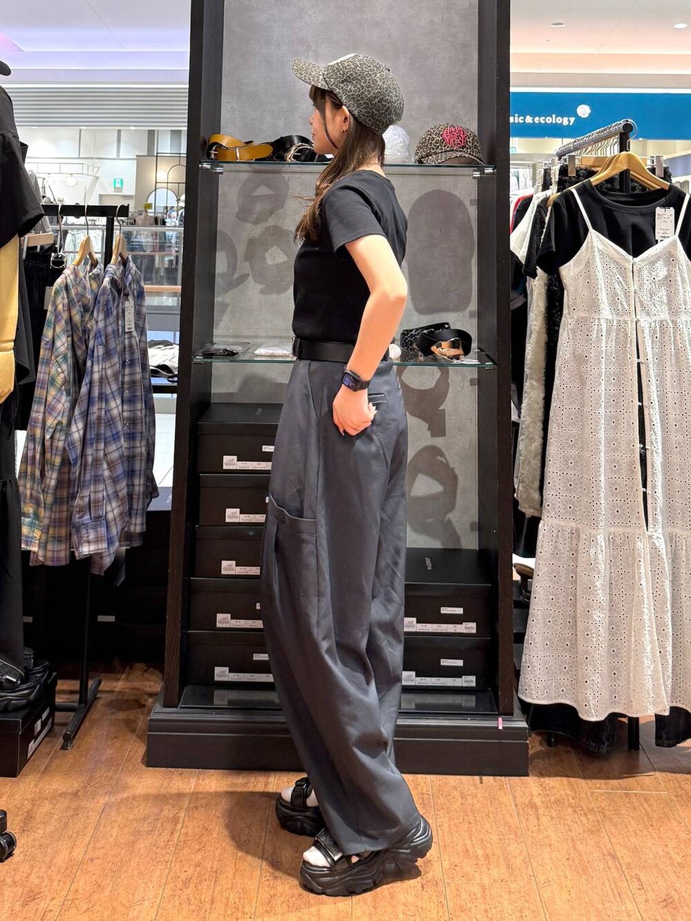 グレー系のその他パンツ、ブラック系のサンダル、ブラック系のTシャツ/カットソーを着用したレディースの春コーディネートの2枚目の写真