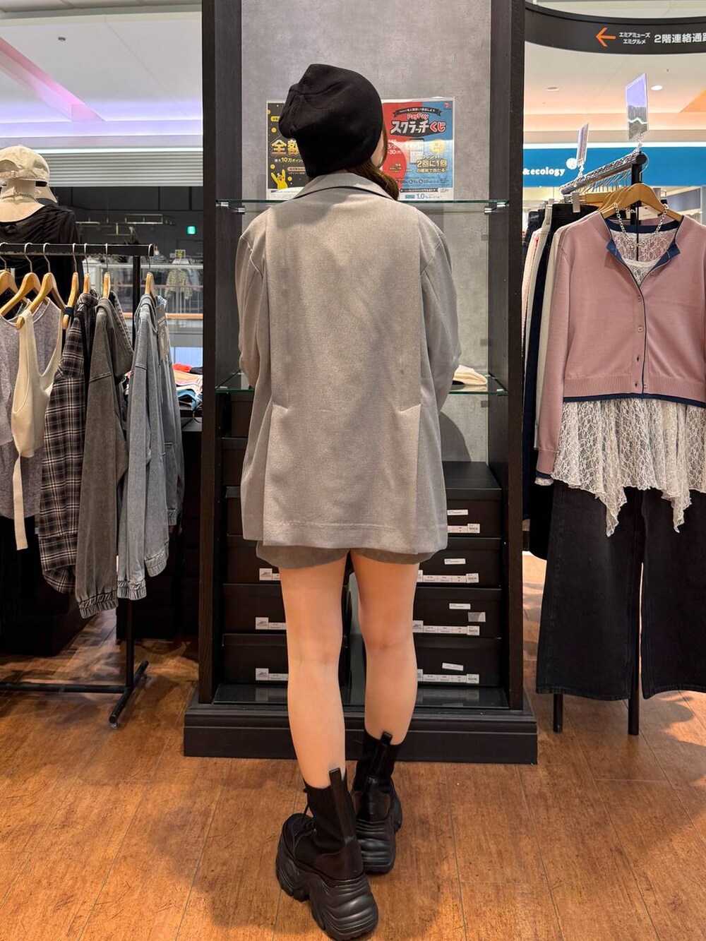 ブラック系のブーツ、ホワイト系のTシャツ/カットソー、ブラック系のボストンバッグを着用したレディースの春コーディネートの3枚目の写真
