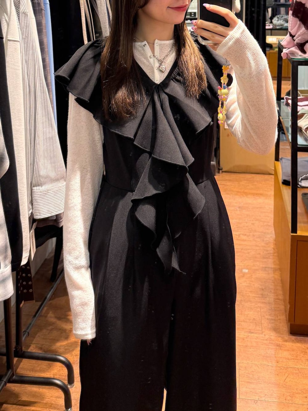 ブラック系のサンダル、ブラック系のテーラードジャケット、ブラック系のサロペット/オーバーオールを着用したレディースの春コーディネートの3枚目の写真