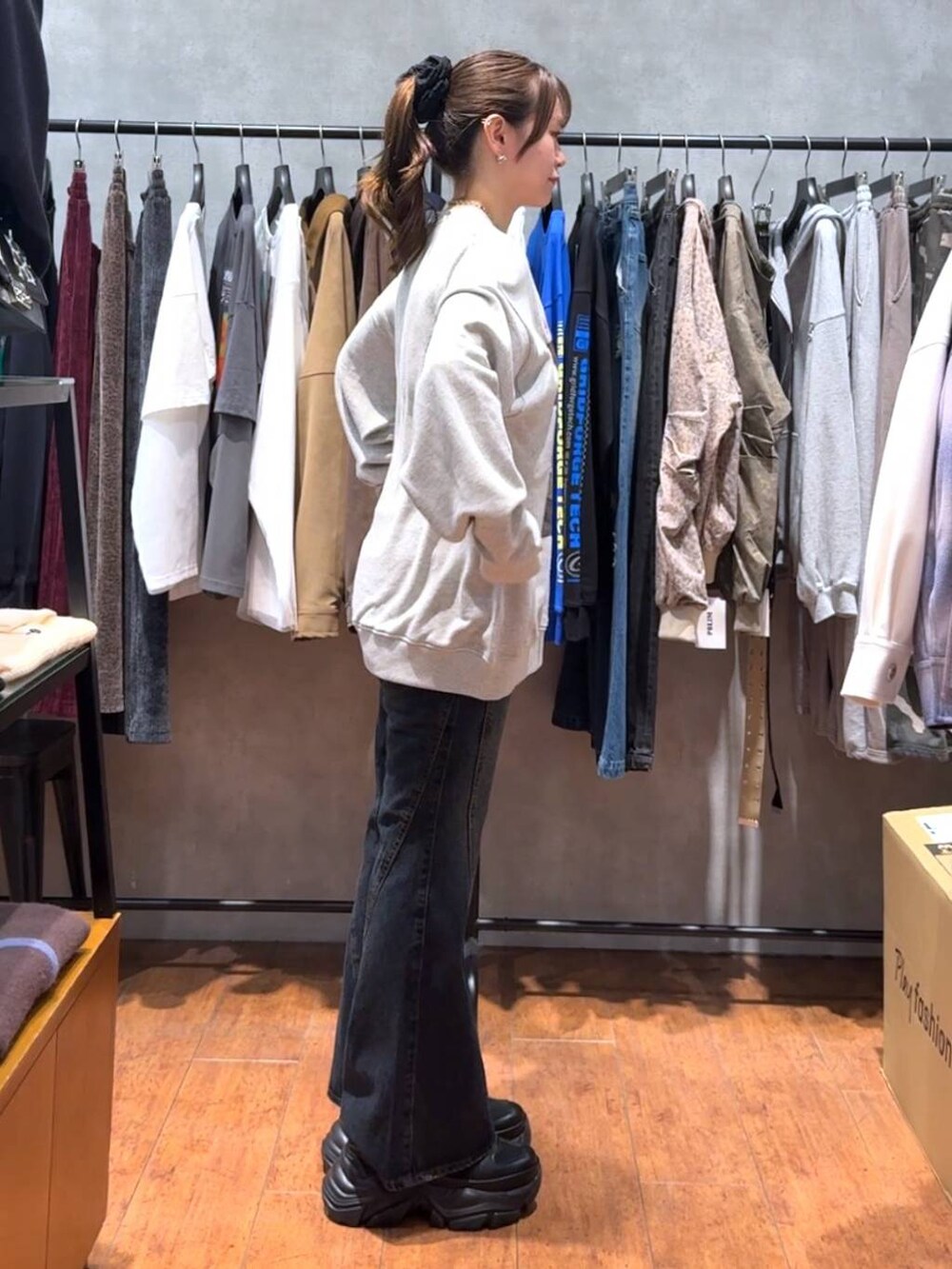 ブラック系のスニーカー、ブルー系のデニムパンツ、ブラック系のブルゾンを着用したレディースの秋コーディネートの5枚目の写真