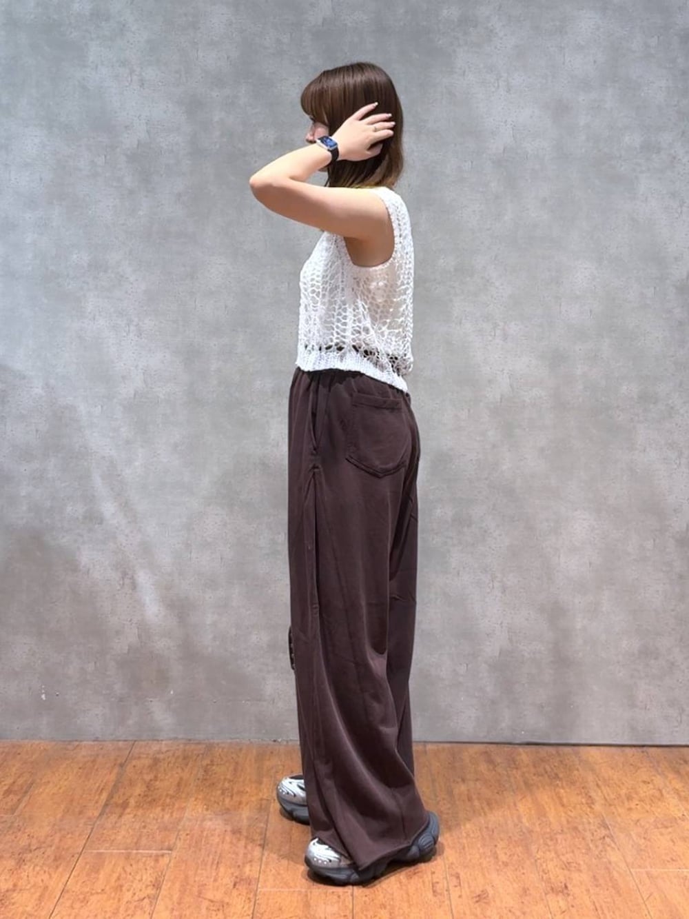 ブラック系のショルダーバッグ、ブラウン系のスウェットパンツ、ホワイト系のTシャツ/カットソーを着用したレディースの夏コーディネートの2枚目の写真