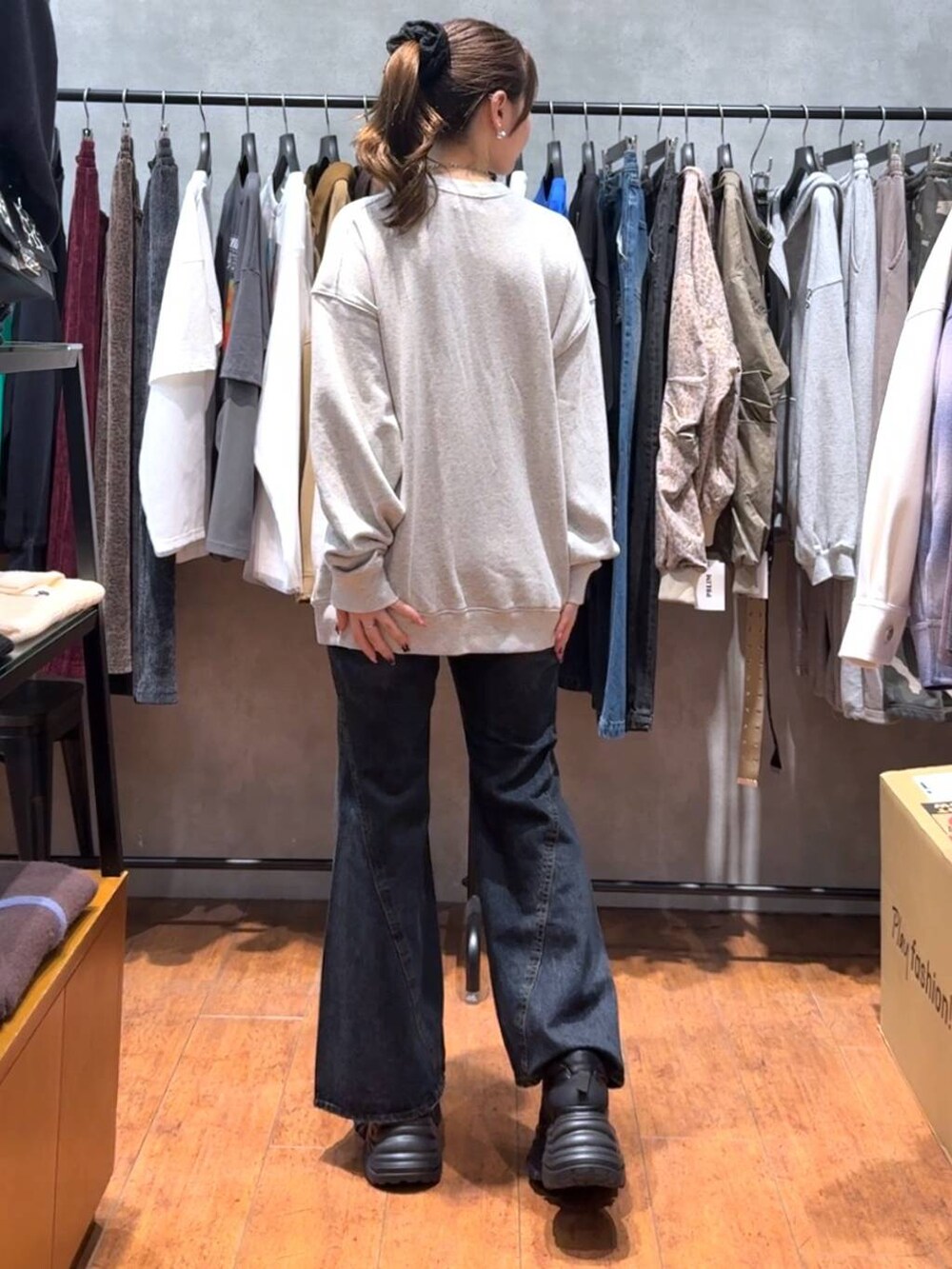 ブラック系のスニーカー、ブルー系のデニムパンツ、ブラック系のブルゾンを着用したレディースの秋コーディネートの6枚目の写真