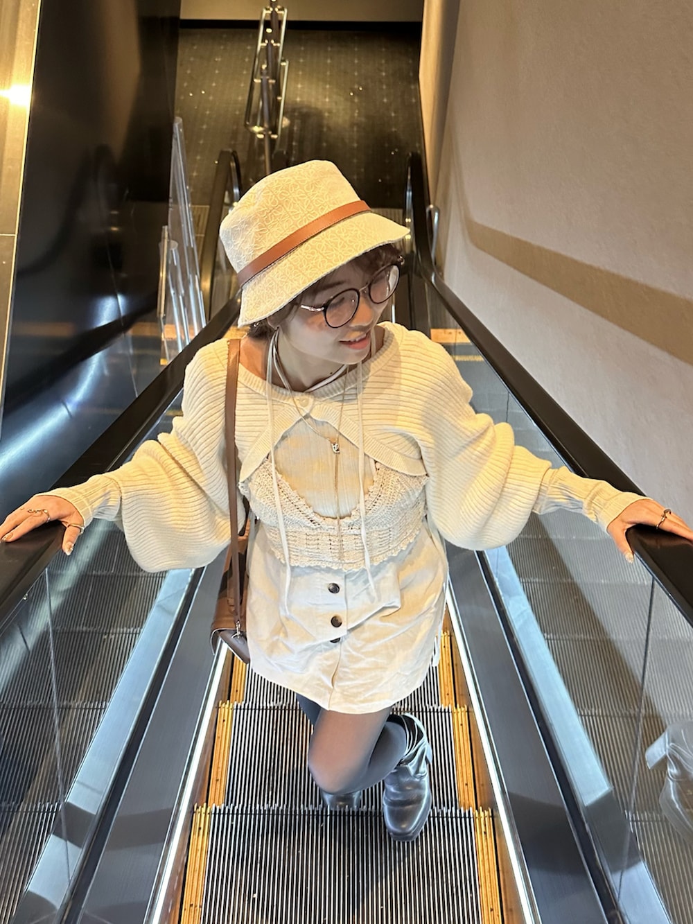 ホワイト系のTシャツ/カットソー、ホワイト系のトップス、ホワイト系のスカートを着用したレディースの冬コーディネートの2枚目の写真